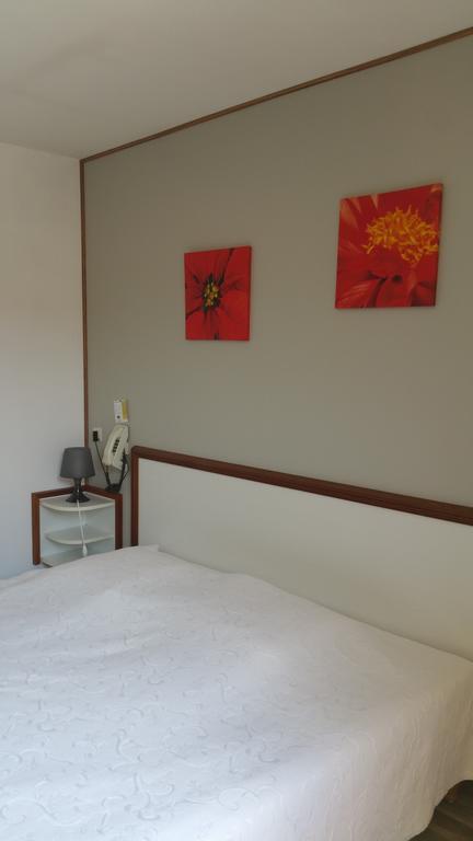 Le Magiot Hotel Montliot-et-Courcelles Szoba fotó